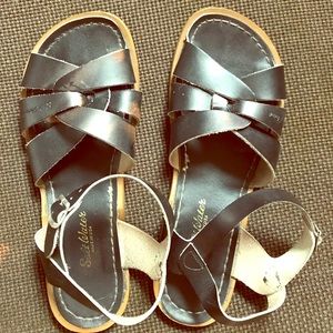 SALTWATER SANDALS SIZE 8 - LIKE NEW